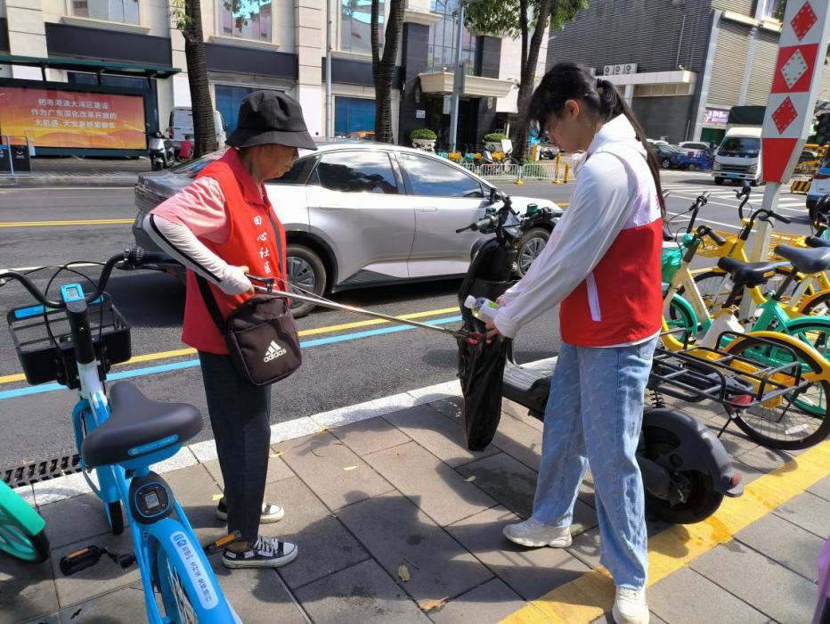 田心社区开展"让共享单车入位,让城市文明归位"志愿服务