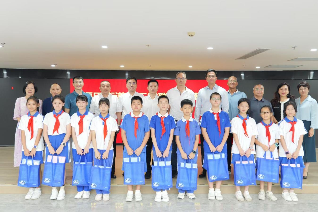 福田街道关工委联合福南小学举办"行走思政课进cbd商圈"活动