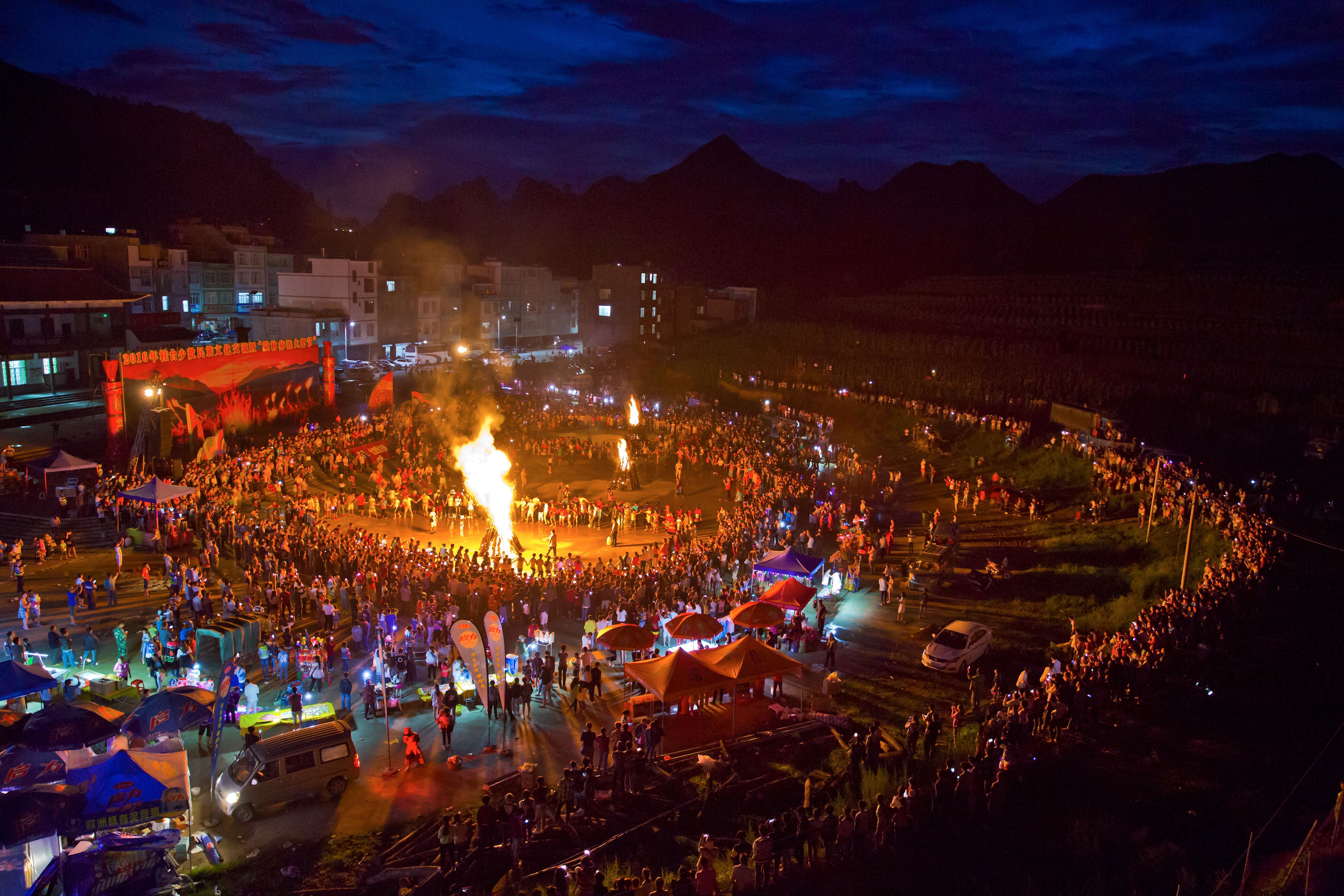 彝族火把节的起源广为流传的说法是,古时彝族勇士阿提拉巴杀死