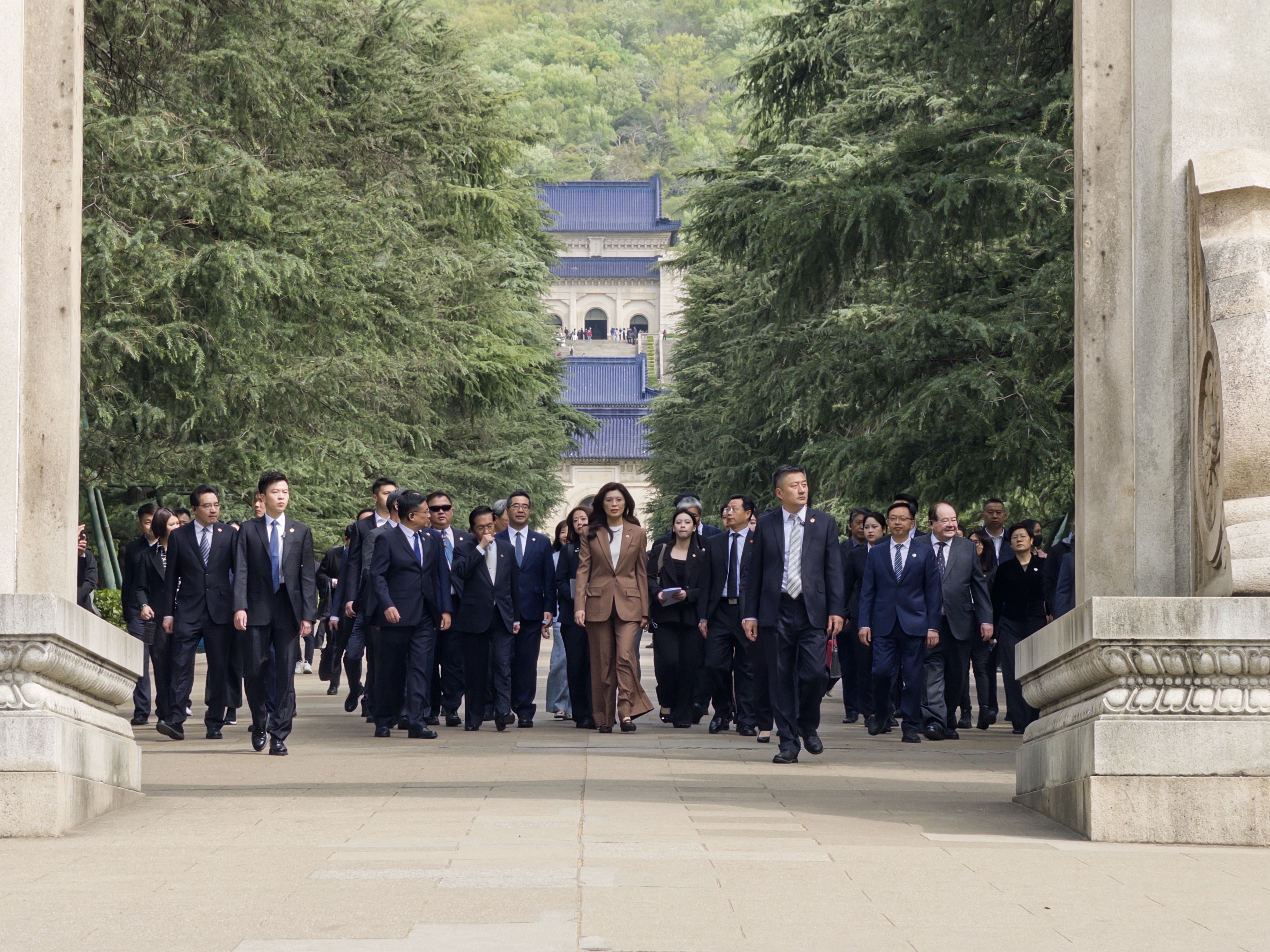 郑丽文率中国国民党访问团拜谒中山陵